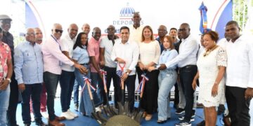 Ministro Kelvin Cruz inicia construcción de multiuso en Villa Hermosa, La Romana