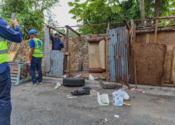 Carolina ordena retirar infraestructuras y recuperar aceras ocupadas irregularmente en Arroyo Hondo