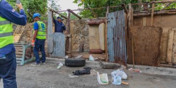 Carolina ordena retirar infraestructuras y recuperar aceras ocupadas irregularmente en Arroyo Hondo