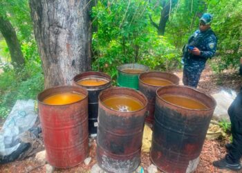 Interior y Policía y el CECCOM desmantelan en Azua fábrica clandestina con más de 25 mil litros de alcohol adulterado