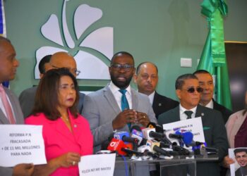 Bloque de diputados Fuerza del Pueblo condena ejecuciones policiales y llama a revisar programa de entrenamiento de la reforma policial