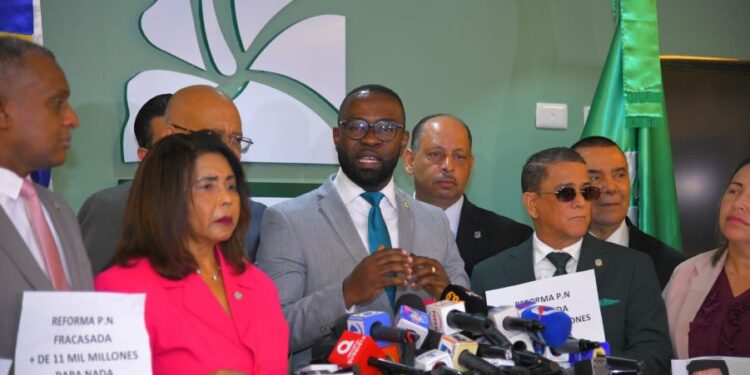 Bloque de diputados Fuerza del Pueblo condena ejecuciones policiales y llama a revisar programa de entrenamiento de la reforma policial