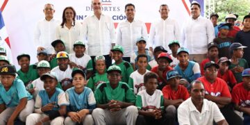 Presidente Luis Abinader y ministro Kelvin Cruz entregan remozado estadio de béisbol en Samaná