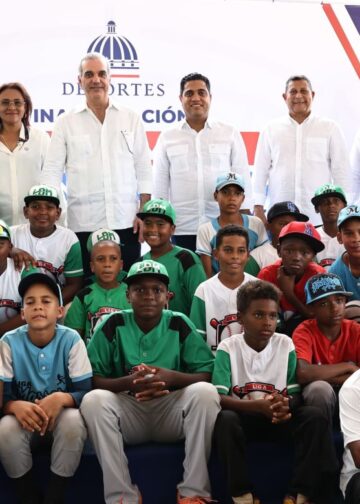 Presidente Luis Abinader y ministro Kelvin Cruz entregan remozado estadio de béisbol en Samaná