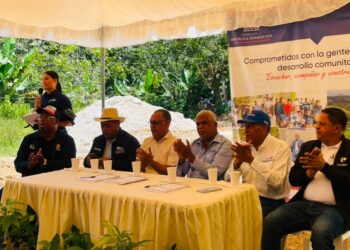 Senadores Jhonson Encarnación y Dagoberto Rodríguez encabezan socialización de camino vecinal que unirá cuatro provincias del Sur