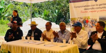 Senadores Jhonson Encarnación y Dagoberto Rodríguez encabezan socialización de camino vecinal que unirá cuatro provincias del Sur