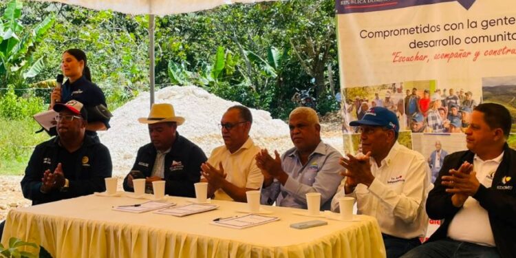 Senadores Jhonson Encarnación y Dagoberto Rodríguez encabezan socialización de camino vecinal que unirá cuatro provincias del Sur