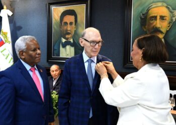 Ayuntamiento de La Vega declara Hijo Meritísimo al historiador Frank Moya Pons