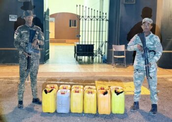 Soldados del Ejército ocupan 240 litros de clerén durante operativo en Playa Punta Luna, Montecristi