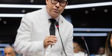 PRM reelige a Amado Díaz como vocero del Bloque de Diputados