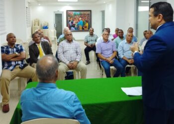 Tobías Crespo recibe respaldo de profesionales para la alcaldía del DN