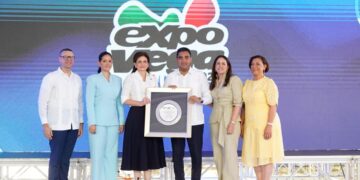 Dedican Expo Vega Real 2026 al ministro de Deportes Kelvin Cruz