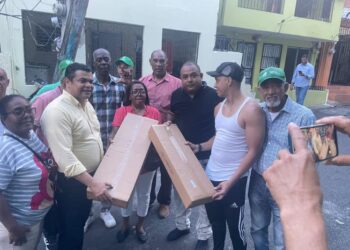 Diputado Tobías Crespo dona lámparas para iluminar callejones de barrios de la capital