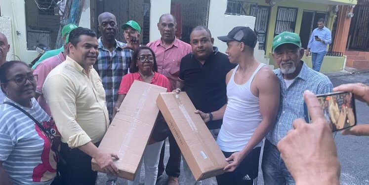Diputado Tobías Crespo dona lámparas para iluminar callejones de barrios de la capital
