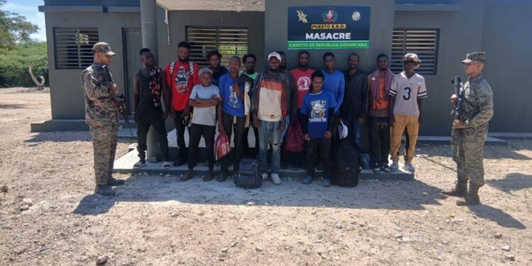 Patrullas del ERD detienen a 122 haitianos indocumentados durante intervenciones en Dajabón y Santiago Rodríguez