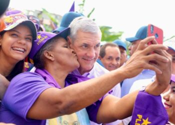 Gonzalo Castillo vuelve a las calles iniciará en Azua recorrido nacional provincia por provincia