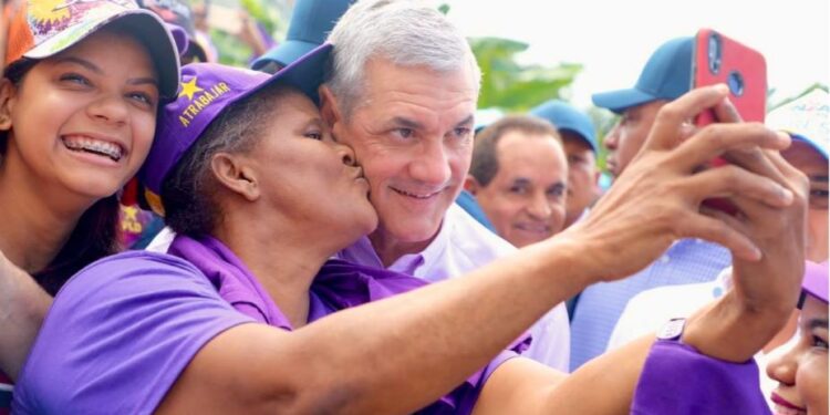 Gonzalo Castillo vuelve a las calles iniciará en Azua recorrido nacional provincia por provincia