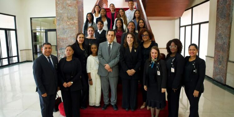 Estudiantes meritorios de la diáspora dominicana en España recorren el país en un viaje de aprendizaje y encuentro con sus raíces