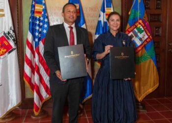 Carolina Mejía y Julio Roldán firman pacto histórico para promover cooperación y comercio entre SD y Aguadilla