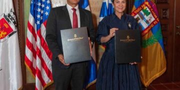Carolina Mejía y Julio Roldán firman pacto histórico para promover cooperación y comercio entre SD y Aguadilla