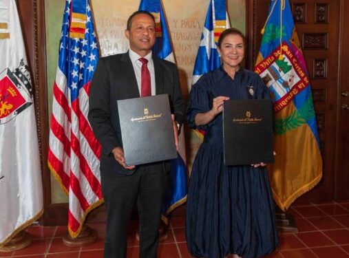 Carolina Mejía y Julio Roldán firman pacto histórico para promover cooperación y comercio entre SD y Aguadilla