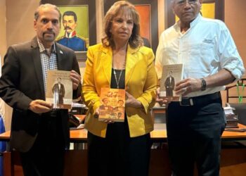 Efemérides Patrias dona al PRD obra de Bosch y símbolos patrios