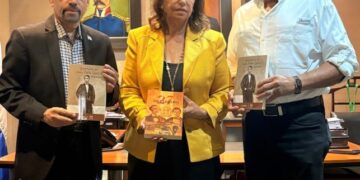 Efemérides Patrias dona al PRD obra de Bosch y símbolos patrios