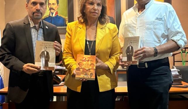 Efemérides Patrias dona al PRD obra de Bosch y símbolos patrios