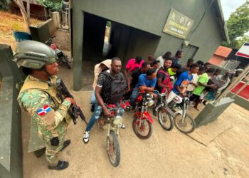 Soldados del Ejército interceptan a 76 nacionales haitianos y ocupan motocicletas en Elías Piña y Dajabón