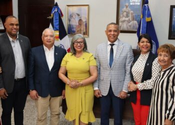 Senador Franklin Romero dona equipos para fortalecer la red WiFi de la UASD Recinto SFM