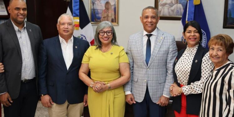 Senador Franklin Romero dona equipos para fortalecer la red WiFi de la UASD Recinto SFM
