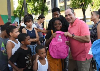 Regidor Moya entrega útiles escolares a niños de San Carlos y otros sectores de la Circunscripción 1 del DN