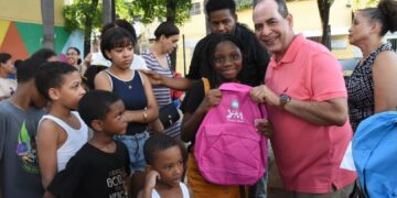 Regidor Moya entrega útiles escolares a niños de San Carlos y otros sectores de la Circunscripción 1 del DN