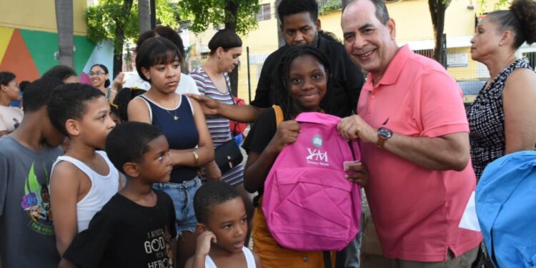 Regidor Moya entrega útiles escolares a niños de San Carlos y otros sectores de la Circunscripción 1 del DN