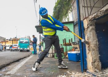 Alcaldía del DN elimina seis ocupaciones ilegales en la acera de avenida Los Mártires con Máximo Gómez