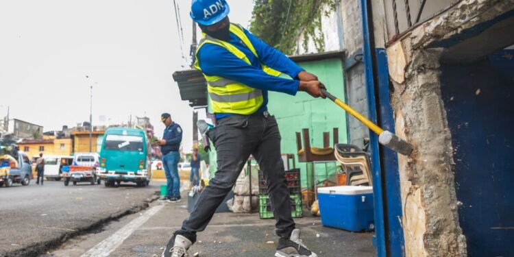 Alcaldía del DN elimina seis ocupaciones ilegales en la acera de avenida Los Mártires con Máximo Gómez