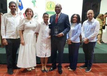 Reconocen a Editrudis Beltrán Crisóstomo por sus aportes al desarrollo de la física en República Dominicana