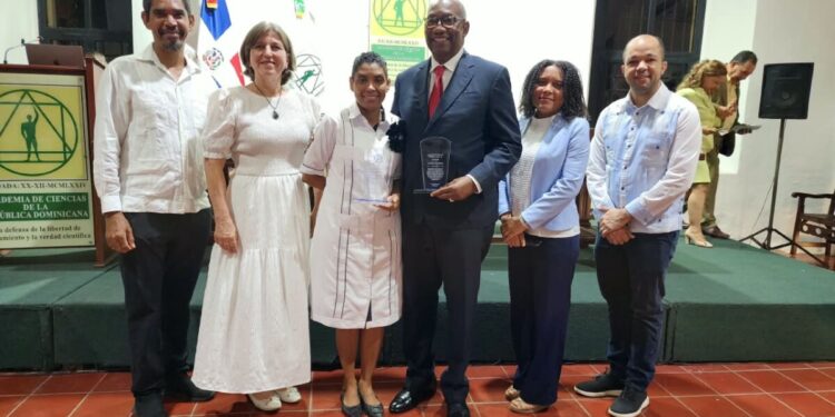 Reconocen a Editrudis Beltrán Crisóstomo por sus aportes al desarrollo de la física en República Dominicana