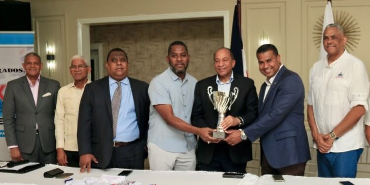Club Los Prados dedica al ministro Kelvin Cruz la XXXI Copa Restauración de Dominó