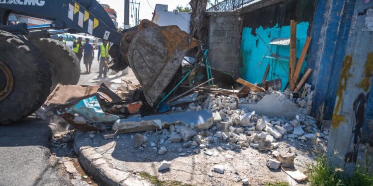 Alcaldía del Distrito Nacional demuele siete estructuras y recupera espacios públicos en Cristo Rey