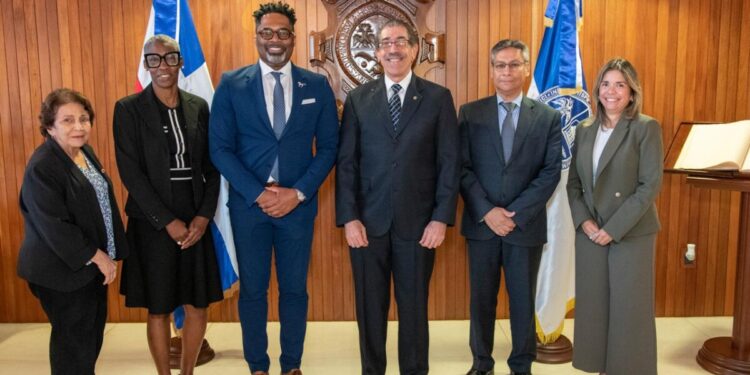 UASD RECIBE VISITA DE COMISIÓN DEL BRONX COMMUNITY COLLEGE  PARA FORTALECER LAZOS ACADÉMICOS Y CONVENIOS BILATERALES