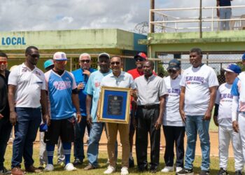Víctor Pichardo es reconocido por sus aportes al deporte en Sabana Grande de Boyá