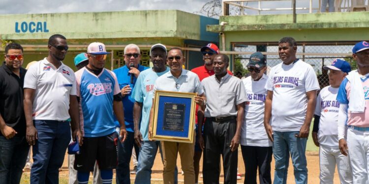 Víctor Pichardo es reconocido por sus aportes al deporte en Sabana Grande de Boyá