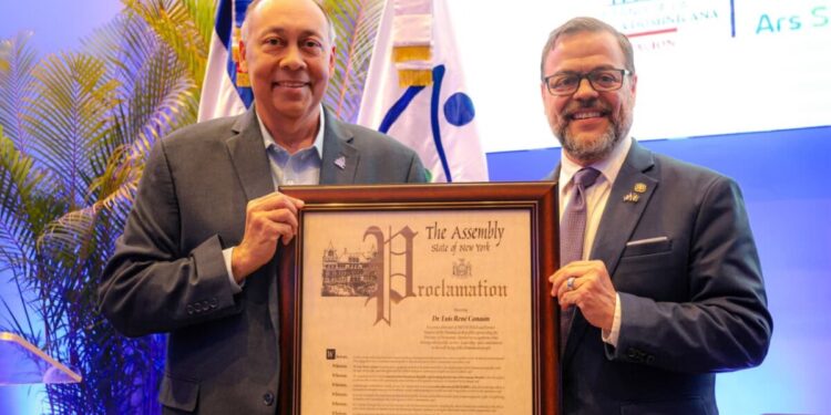 Director de ARS SEMMA, Luis René Canaán Rojas es reconocido por el senador de Nueva York Luis R. Sepúlveda