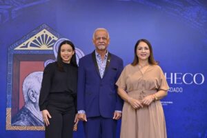 Adaunys Rodríguez, coordinadora de sala del Centro Cultural Banreservas Santiago; Persio Checo, artista expositor; y Gladialisa Pereyra, gerente del Centro.