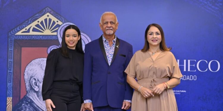 Adaunys Rodríguez, coordinadora de sala del Centro Cultural Banreservas Santiago; Persio Checo, artista expositor; y Gladialisa Pereyra, gerente del Centro.