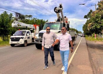 Víctor Pichardo gestiona instalación de lámparas de alumbrado en kilómetro 5 de Monte Plata