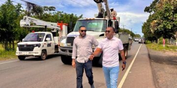  Víctor Pichardo gestiona  instalación  de  lámparas de alumbrado en kilómetro 5 de Monte Plata