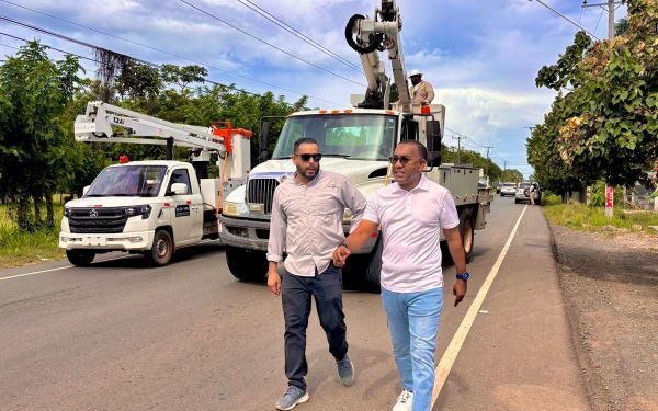 Víctor Pichardo gestiona instalación de lámparas de alumbrado en kilómetro 5 de Monte Plata
