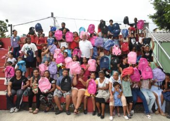 Regidor Moya culmina entrega de útiles escolares a niños de escasos recursos en la Circunscripción 1